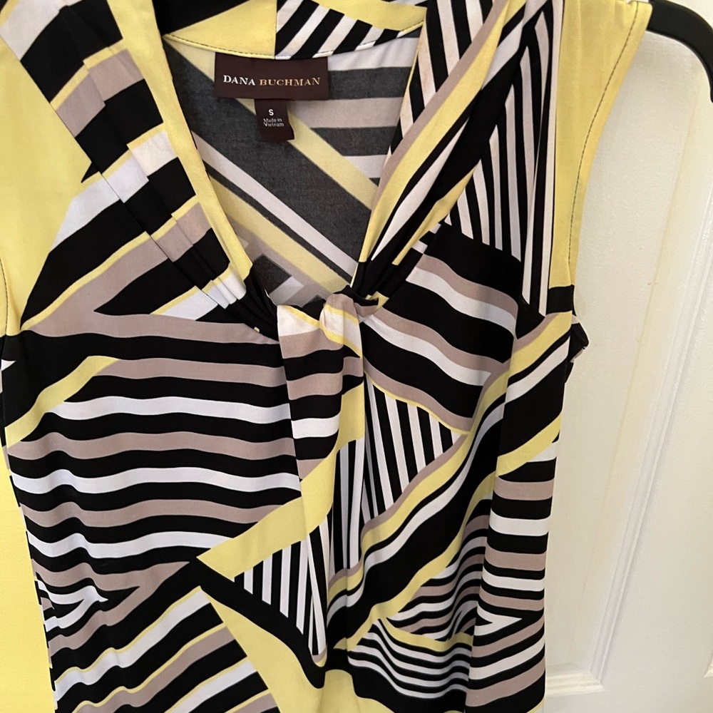 Dana Buchman size S print blouse